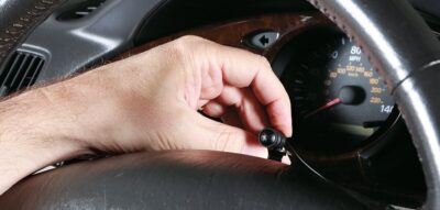 Dónde colocar un micrófono espía en el coche sin ser descubierto Dónde colocar un micrófono espía en el coche sin ser descubierto